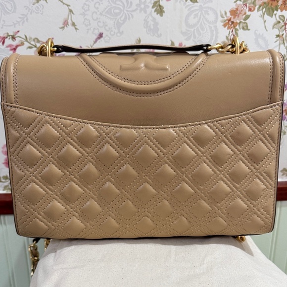 Tory Burch Beige Quilted Shoulder Bag with Gold Chain - Picture 2 of 8